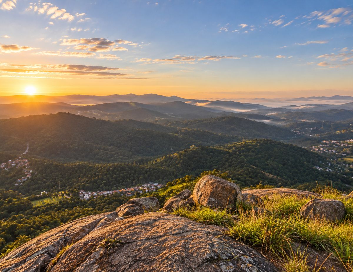 Ilustração do alto de um mirante rochoso ao amanhecer, com névoa entre os morros e o vale ao fundo
